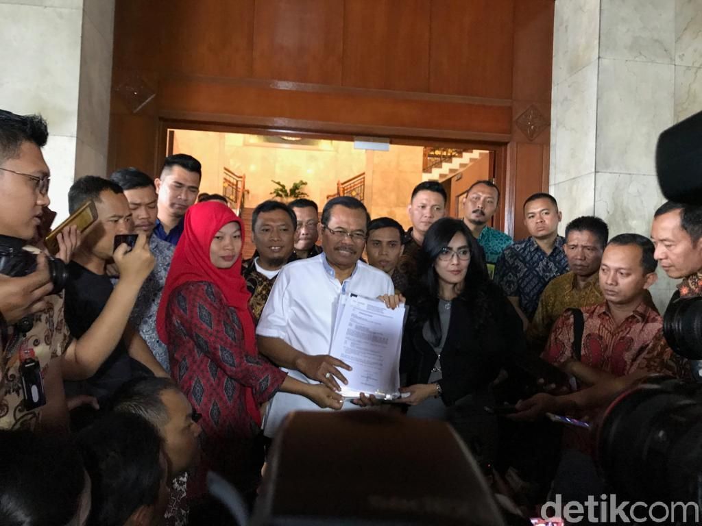 Jaksa Agung Tangguhkan Eksekusi, Baiq Nuril Menangis Terharu Jaksa Agung Tangguhkan Eksekusi, Baiq Nuril Menangis Terharu