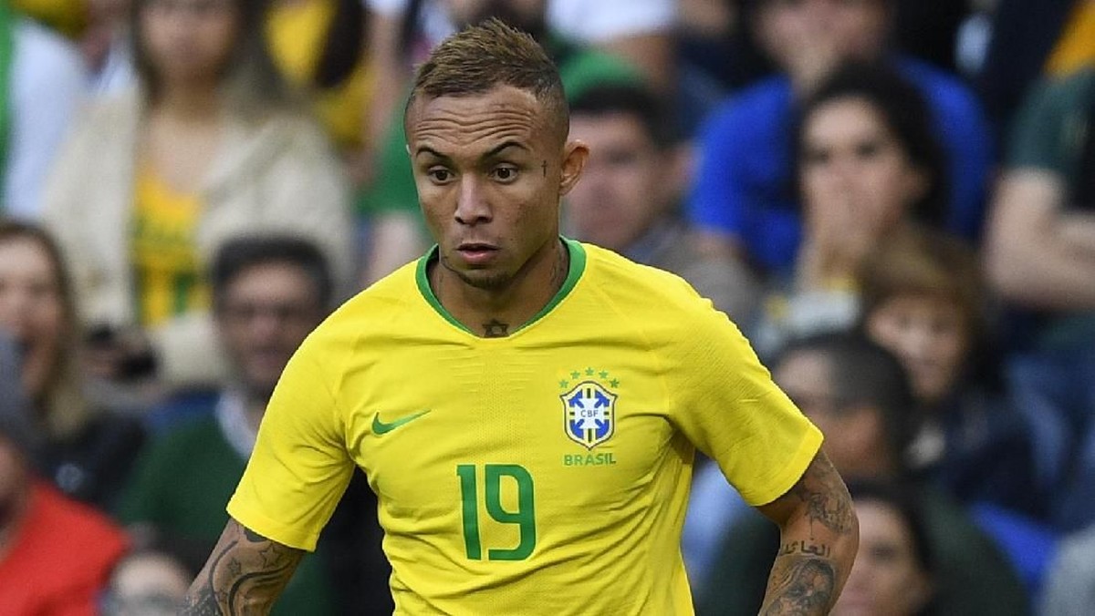 Everton Soares kabarnya juga mulai dipantau Manchester United. (Foto: Octavio Passos/Getty Images)
