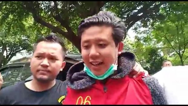 Pablo Benua hanya tersenyum ditanya wartawan.