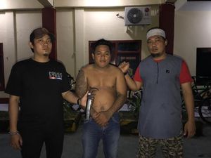 Polisi Amankan Pria Bertato dengan Sajam Saat Bubarkan Tawuran di Makassar Polisi Amankan Pria Bertato dengan Sajam Saat Bubarkan Tawuran di Makassar