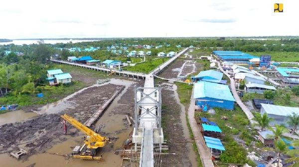 Warga Asmat Kini Bisa Wira-wiri Lewat Jembatan Gantung