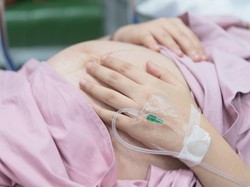 Jatuh di Kamar Mandi, Ibu Ini Lahirkan Anak Kembar dalam Kondisi Koma