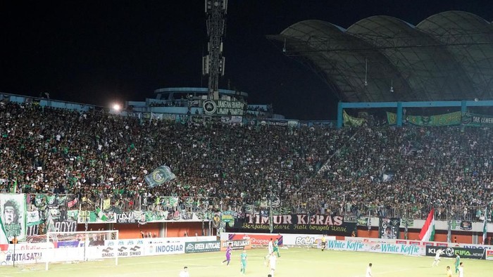 Bonek masuk stadion Maguwoharjo
