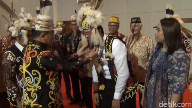 Netizen Penasaran: Gemukan, Puput Hamil Ya Pak Ahok? Netizen Penasaran: Gemukan, Puput Hamil Ya Pak Ahok?