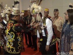 Netizen Penasaran: Gemukan, Puput Hamil Ya Pak Ahok?