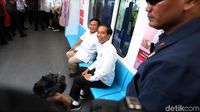 Naik MRT Bersama, Jokowi-Prabowo Akrab Banget