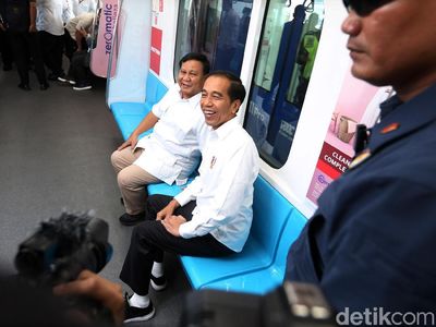 Naik MRT Bersama, Jokowi-Prabowo Akrab Banget