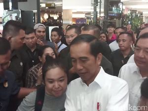Tinggalkan Fx Sudirman Usai Bertemu Prabowo, Jokowi Ladeni Warga Foto Bersama Tinggalkan Fx Sudirman Usai Bertemu Prabowo, Jokowi Ladeni Warga Foto Bersama
