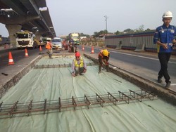 Ada Perbaikan di KM 26 dan 32, Tol Jakarta-Cikampek Alami Penyempitan