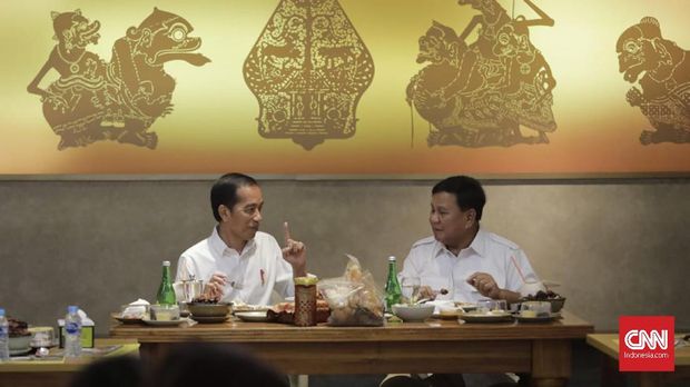 Pertemuan calon presiden terpilih Joko Widodo dengan rivalnya Prabowo Subianto di kawasan FX Senayan, Jakarta, 13 Juli 2019. CNN Indonesia/Adhi Wicaksono