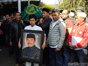 Suasana Pemakaman Mantan Bupati Bandung Barat