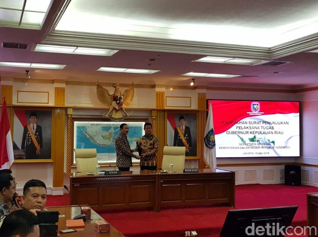 Gubernur Kepri Tersangka KPK, Kemendagri Serahkan SK Plt Gubernur ke Wagub Gubernur Kepri Tersangka KPK, Kemendagri Serahkan SK Plt Gubernur ke Wagub