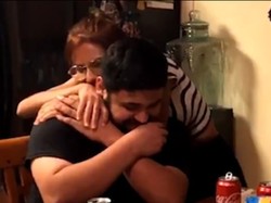 Bikin Haru, Aksi Pria Nyanyikan Lagu Romantis untuk Pacarnya yang Tuli