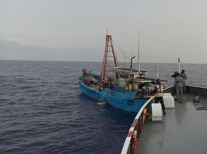 Bakamla Halau Kapal Asing Vietnam yang Berlayar di Laut Natuna