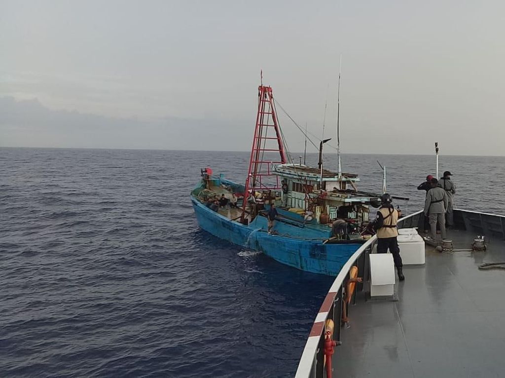 Bakamla Halau Kapal Asing Vietnam yang Berlayar di Laut Natuna Bakamla Halau Kapal Asing Vietnam yang Berlayar di Laut Natuna