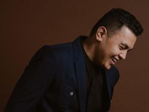 Tulus Siap Seru-seruan Bareng Penggemar di Konser Intimate Tulus Siap Seru-seruan Bareng Penggemar di Konser Intimate