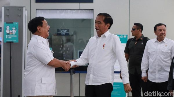 Penuh Tawa, Begini Momen Saat Prabowo Sambut Jokowi