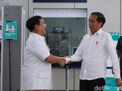 Penuh Tawa, Begini Momen Saat Prabowo Sambut Jokowi