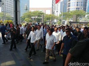 Dari Stasiun MRT Senayan, Jokowi-Prabowo Jalan kaki ke Fx Sudirman Dari Stasiun MRT Senayan, Jokowi-Prabowo Jalan kaki ke Fx Sudirman
