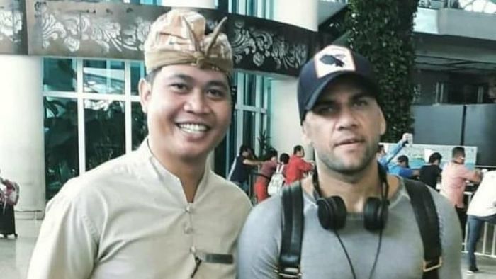 Dani Alves sedang liburan di Bali. (Foto: instagram @rijalmewar) Dani Alves sedang liburan di Bali. (Foto: instagram @rijalmewar)