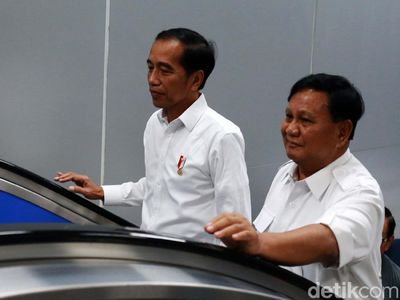 Jokowi-Prabowo Satu Tangga di Escalator Stasiun MRT Senayan