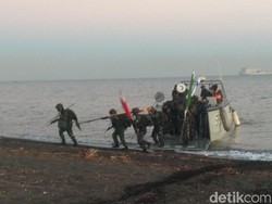 Pasukan Pendarat TNI AL Serbu Pantai Banongan Situbondo