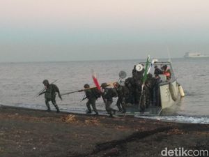 Pasukan Pendarat TNI AL Serbu Pantai Banongan Situbondo Pasukan Pendarat TNI AL Serbu Pantai Banongan Situbondo