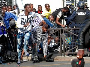 Ingin Tetap di Perancis, Para Imigran Ilegal Demo di Monumen Pantheon Paris