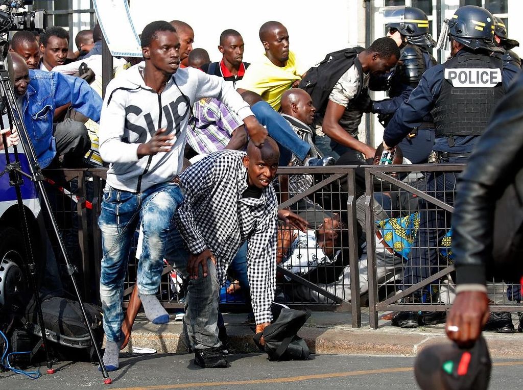 Ingin Tetap di Perancis, Para Imigran Ilegal Demo di Monumen Pantheon Paris Ingin Tetap di Perancis, Para Imigran Ilegal Demo di Monumen Pantheon Paris