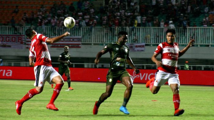 Tira Persikabo vs Madura United berakhir imbang 2-2 (ANTARA FOTO/Yulius Satria Wijaya) Tira Persikabo vs Madura United berakhir imbang 2-2 (ANTARA FOTO/Yulius Satria Wijaya)