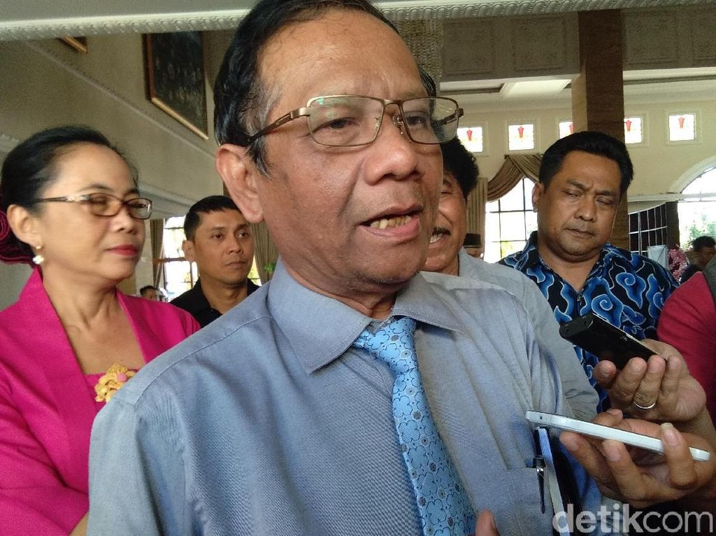 Mahfud Md: Rencana Amnesti Baiq Nuril Harus Disetujui DPR Mahfud Md: Rencana Amnesti Baiq Nuril Harus Disetujui DPR