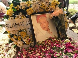 Rudy Badil Dikebumikan di TPU Tanah Kusir