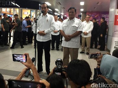 Suasana Pertemuan Jokowi dan Prabowo di Stasiun MRT Lebak Bulus