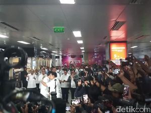 Momen Pelukan Jokowi-Prabowo dan Seruan Akhiri Cebong-Kampret Momen Pelukan Jokowi-Prabowo dan Seruan Akhiri Cebong-Kampret