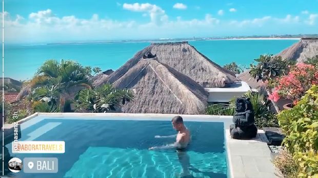 Jeda Kompetisi, Dani Alves Liburan di Bali