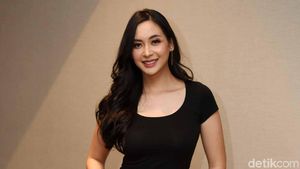 Malam Minggu Makin Manis Lihat Senyuman Elvira Devinamira