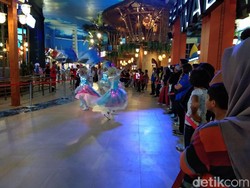 Kegembiraan Para Pengunjung Berakhir Pekan di Trans Studio Cibubur