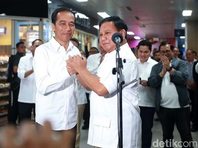 Hormat, Salam Komando dan Pelukan Jokowi-Prabowo