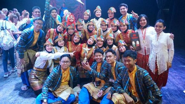 Bendera Indonesia Berkibar Lewat Seni dan Budaya