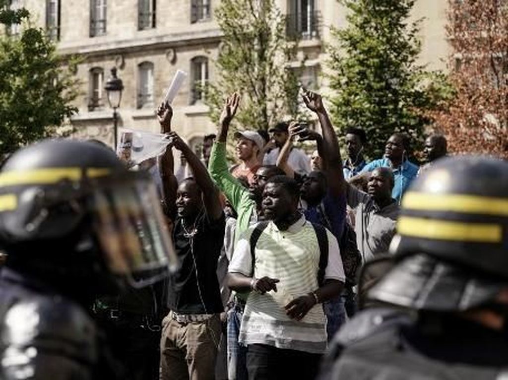 Prancis Tangkap 21 Imigran Afrika yang Demo di Monumen Pantheon Prancis Tangkap 21 Imigran Afrika yang Demo di Monumen Pantheon