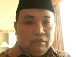 Arief Poyuono Ngaku Tak Pasang Baliho Telanjang Dada Sambil Pegang Ayam