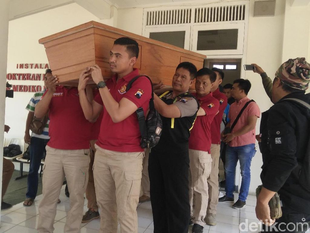 Video: Polisi Serahkan Jenazah Korban Mutilasi di Banyumas ke Keluarga Video: Polisi Serahkan Jenazah Korban Mutilasi di Banyumas ke Keluarga