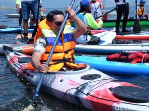 Aksi Ridwan Kamil Naik Kayak di Waduk Jatiluhur