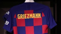 Begini penampakan jersey anyar Griezmann di Barcelona. (Foto: Albert Gea/Reuters)