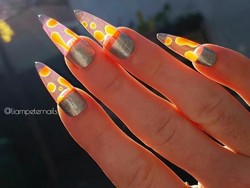Uniknya Nail Art yang Mirip Lampu Lava