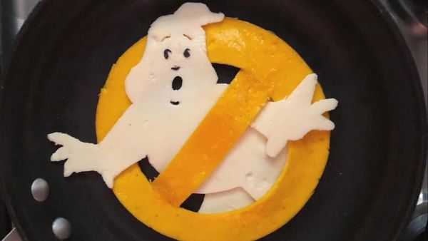 Seniman Kreatif Ciptakan Gambar dari Sebuah Telur