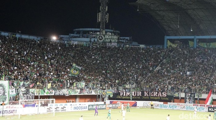 Bonek melebur dengan suporter PSS Sleman.