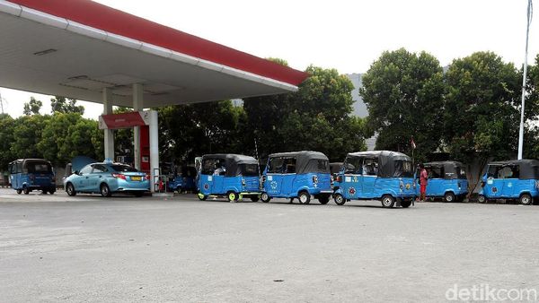 Penampakan Antrean Bajaj Serbu SPBG Grogol