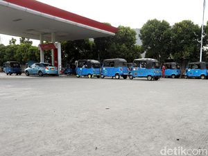 Penampakan Antrean Bajaj Serbu SPBG Grogol Penampakan Antrean Bajaj Serbu SPBG Grogol