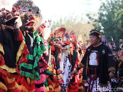 Ribuan Penari Barong Hibur Masyarakat Kediri
